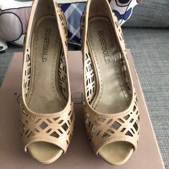 Beige sand color peep toe pumps - Picture 4 of 7